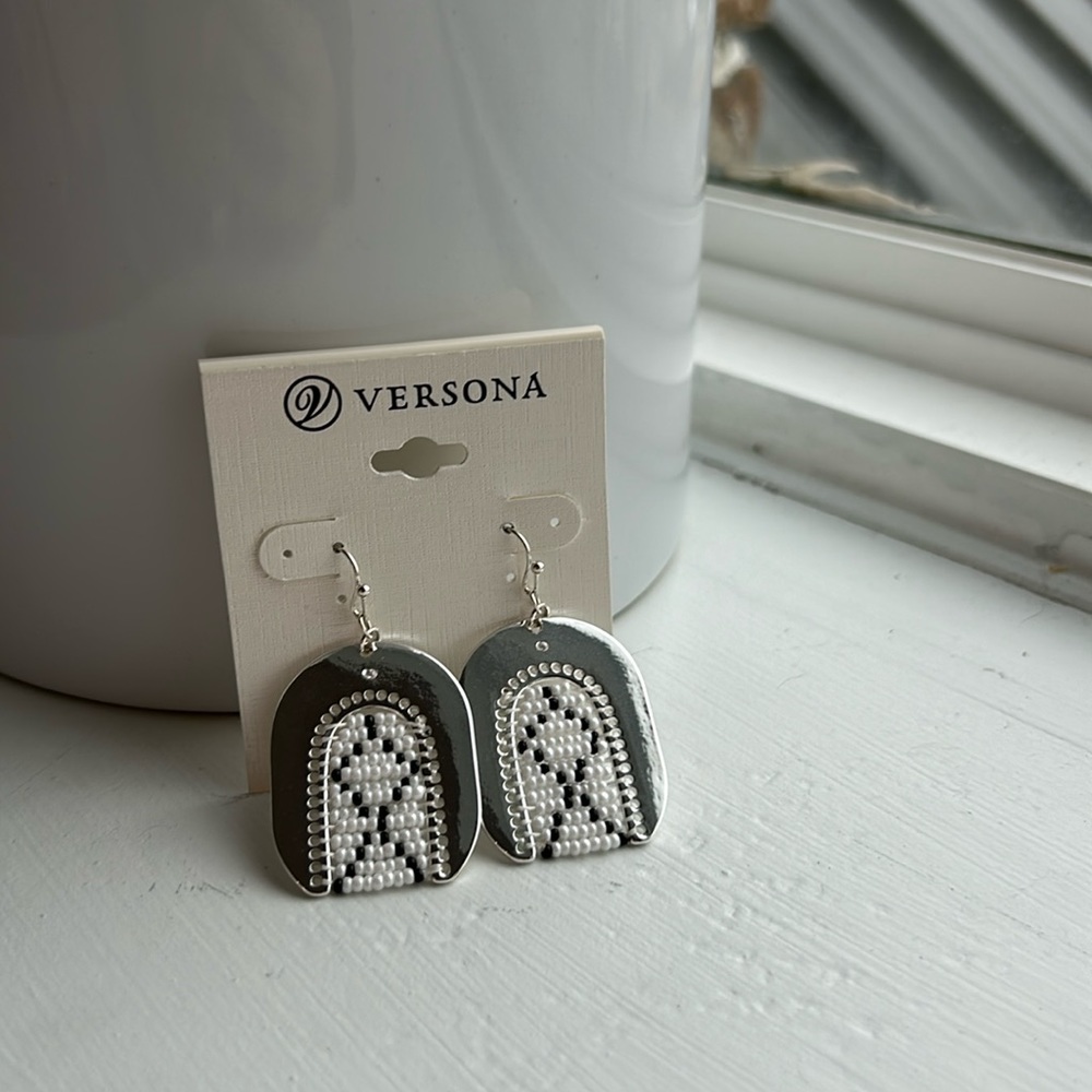 Versona Nickel free beaded black and white earrings